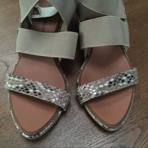 Chinese Laundry open toe wedge sandal gorgeous w/comfy stretch straps. Size 8.5